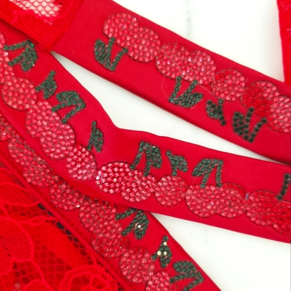 Victoria's Secret Very Sexy Cherry Bomb Shine Strap Thong & Garter Belt Set NWT - Picture 10 of 13
